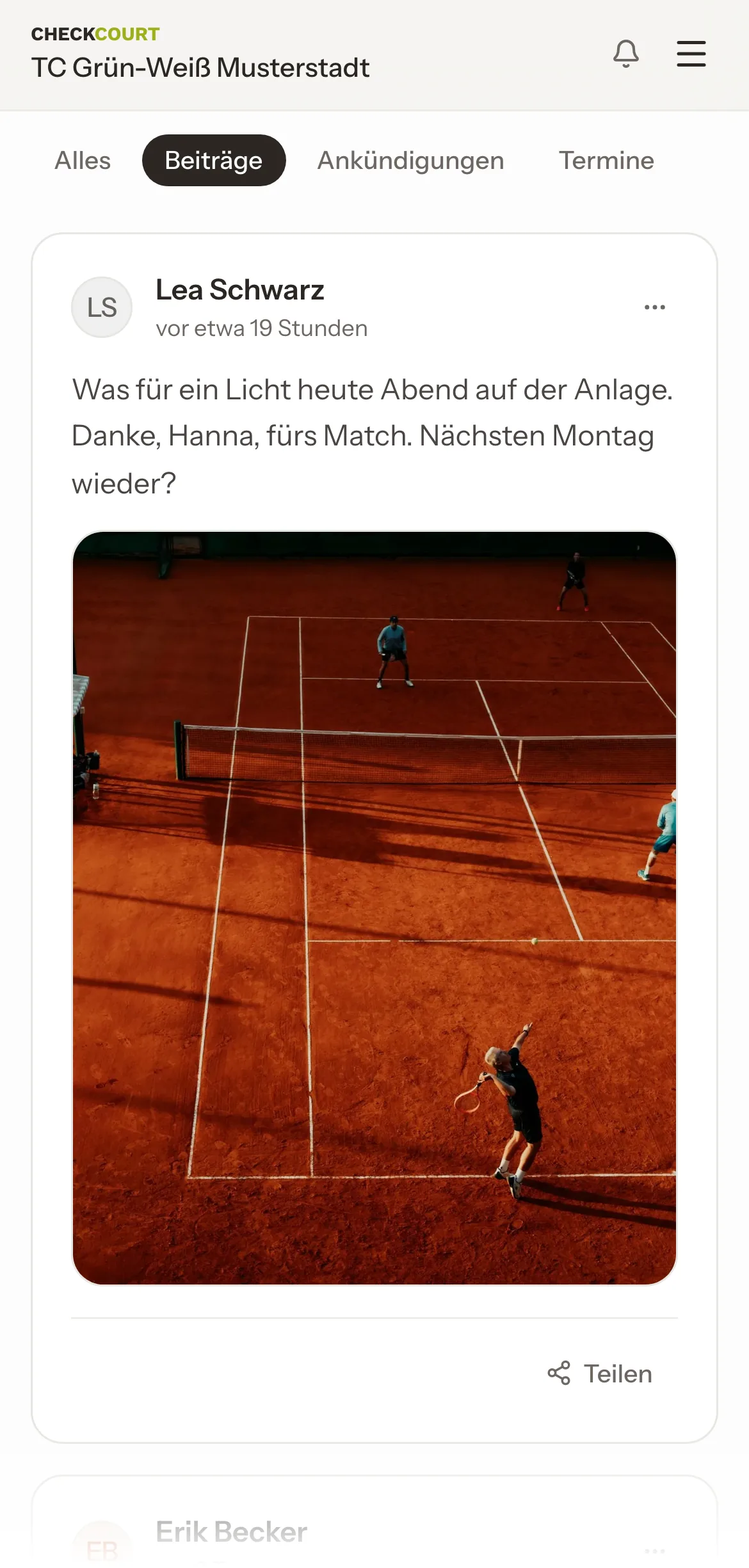 Beitrag von Lea Schwarz am Handy mit einem Foto vom Sandplatz im Abendlicht.